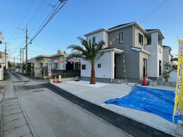 うるま市与那城82　3区画A号棟　新築戸建ての前面道路含む現地写真