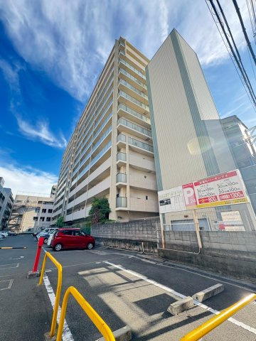 アーバンウェル茨木の駐車場