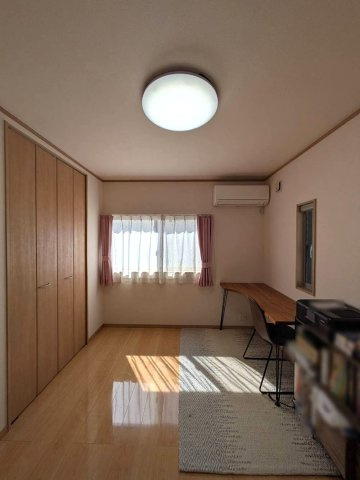 岡山市北区白石東新町　中古住宅の洋室|◆2階中央洋室6畳の様子です。