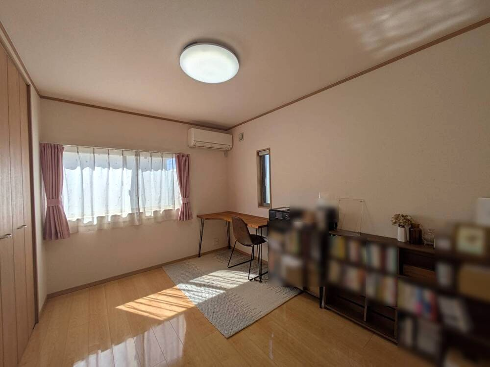 岡山市北区白石東新町　中古住宅の洋室|◆別角度からの2階中央洋室6畳の様子です。