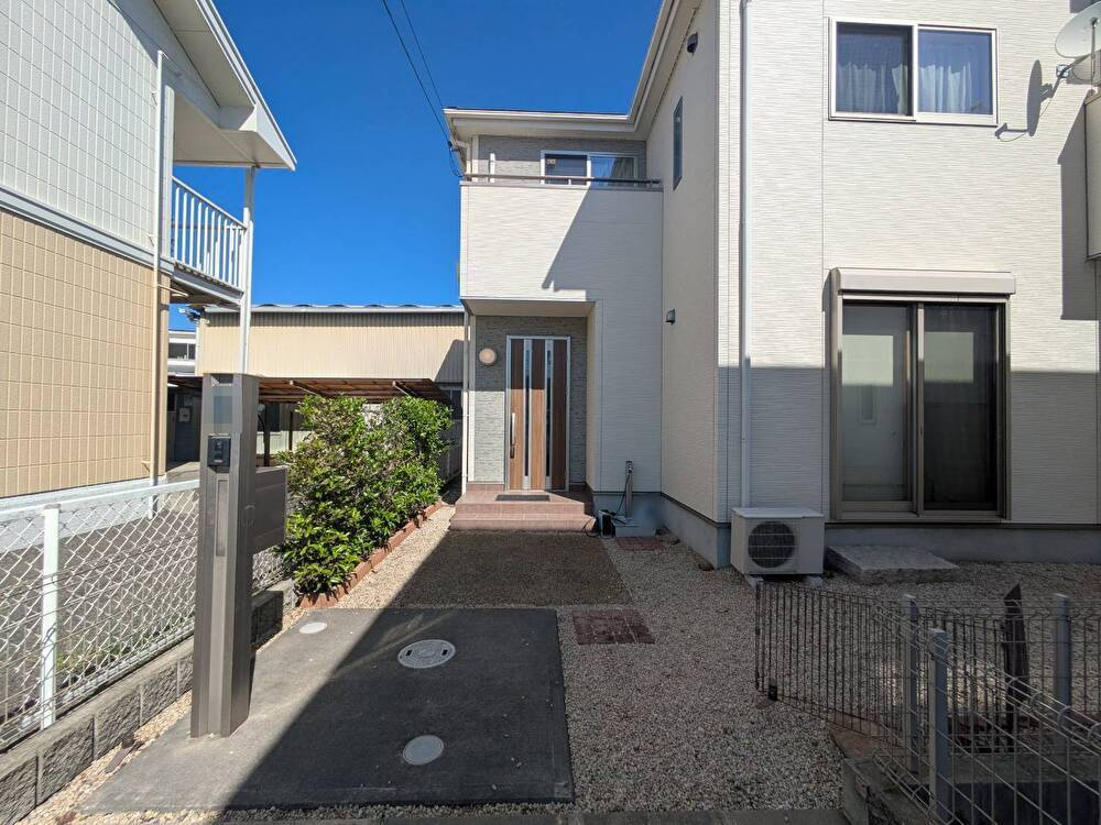 岡山市北区白石東新町　中古住宅の玄関|◆外玄関周辺の様子です。