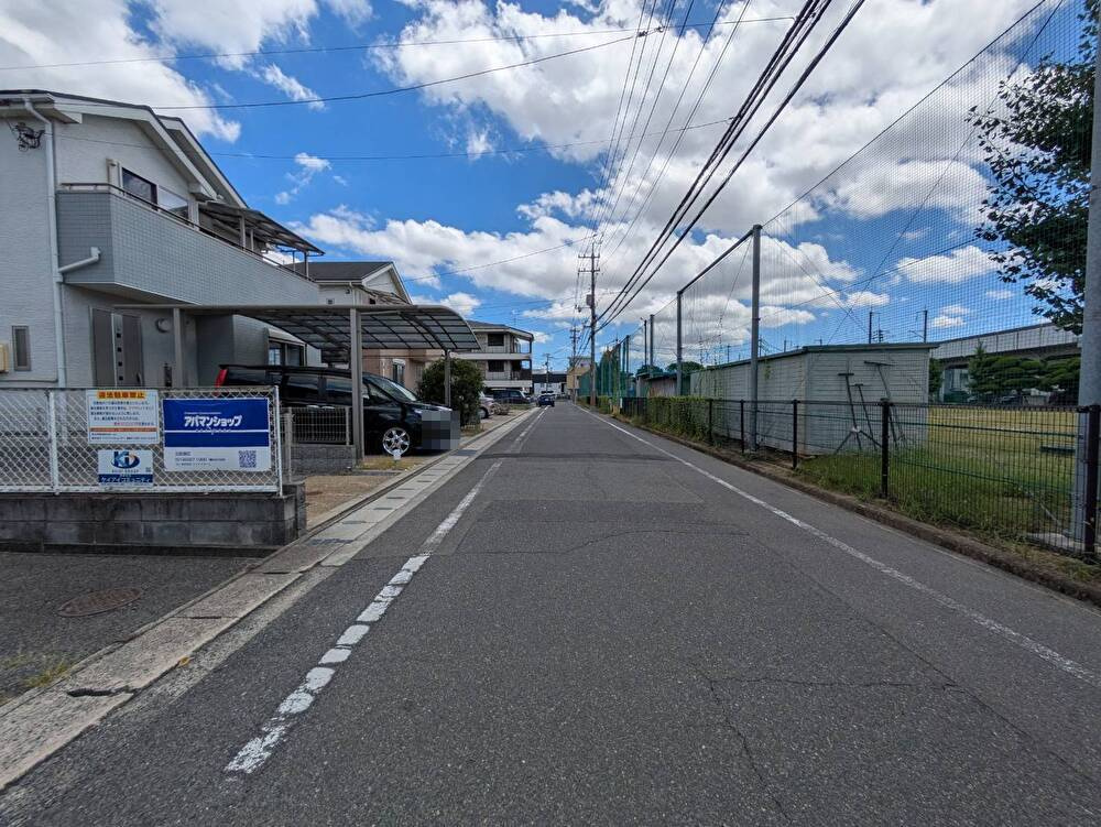 岡山市北区白石東新町　中古住宅の前面道路含む現地写真|◆南側前面道路の幅員は6.1ｍです。