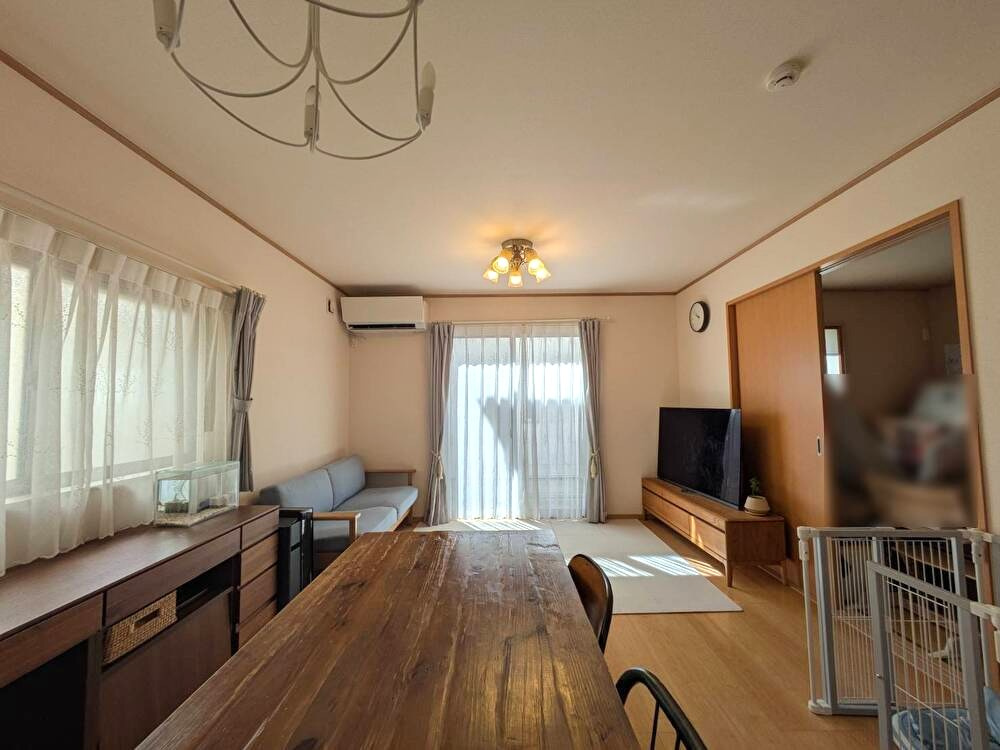 岡山市北区白石東新町　中古住宅の居間・リビング|◆キッチン側から見たリビングダイニングの様子です。