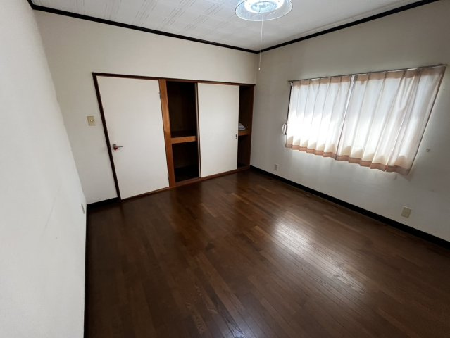 天満台東二丁目の洋室