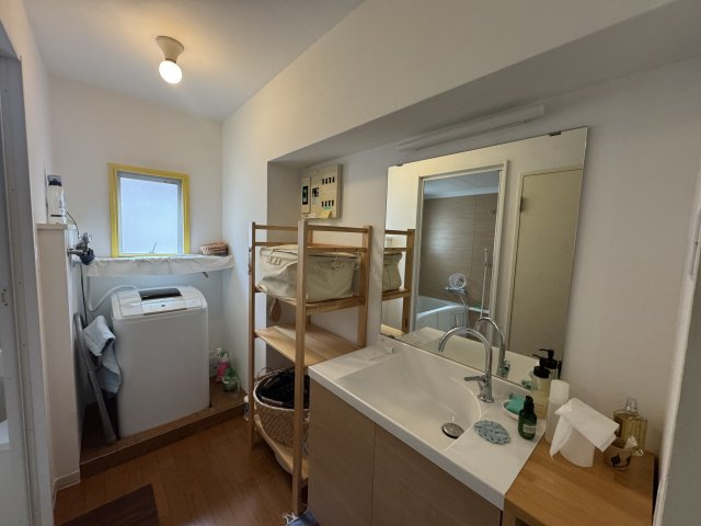 -三丁目不動産-入間駅前プラザ6号棟-の独立洗面台|独立洗面台、小物を置くことができて便利です