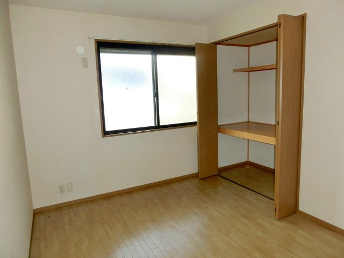 コーポ小倉　Aの居間・リビング|ちょっとした収納スペースも充実しています