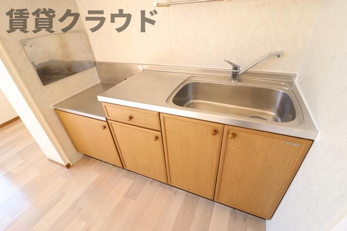 コーポ小倉Aのキッチン|コンパクトなキッチンで掃除もラクラク