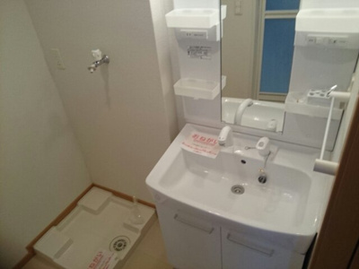 【洗面所】 | パストラルコート岩出　Ⅱ | 忙しい朝には欠かせない洗面所です