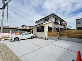 【外観】 | カースペースは並列3台分　綺麗な外観です。