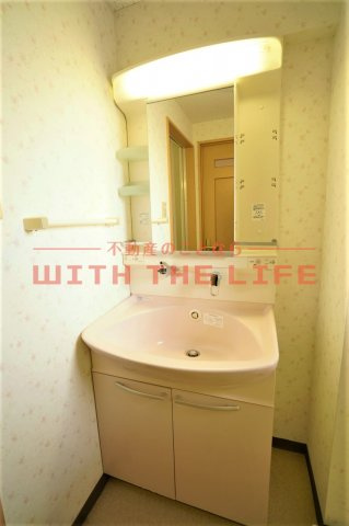 コア・フォレスタ【キャッシュバック対象物件】の独立洗面台|独立洗面台、小物を置くことができて便利です