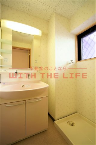 コア・フォレスタ【キャッシュバック対象物件】の洗面所|明るい洗面所です