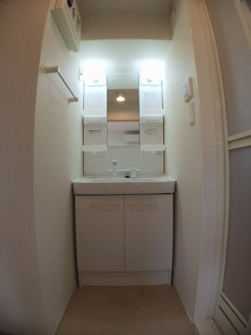 ウエストヒルプラムの独立洗面台|明るい洗面所です