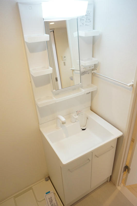 リブリ・MYUの独立洗面台|明るい洗面所です