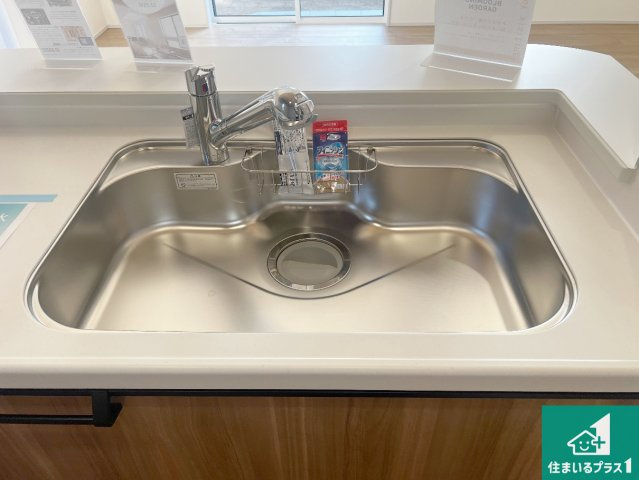 藤井寺市陵南町　新築一戸建ての独立洗面台|清潔感のある洗面台です。フラットな鏡は掃除がしやすく毎日清潔！ホースは引き出して使えるので洗顔やお掃除の際に便利です！