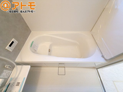 【浴室】 | 清水区八千代町　新築戸建　全1棟 | お子様やお年寄りが使いやすいだけでなく、半身浴にも便利なベンチタイプの湯舟です。お湯の節約にも！