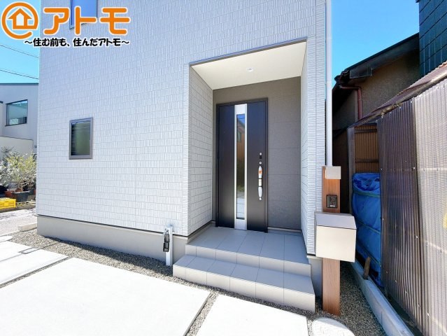 【玄関】 | 清水区八千代町　新築戸建　全1棟 | 落ち着いた色合いの玄関はダブルロックで防犯性に優れた仕様になっています♪