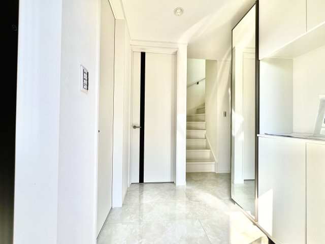 【玄関】 | 練馬区田柄2丁目　新築戸建　6490万円 | ◇大理石調フロアがゴージャスです◇