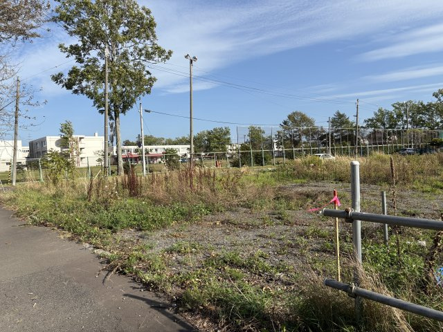 花園町に全3区画！！売土地② ☆生活利便性に恵まれた立地の外観|間口が広く駐車やガーデニングスペースを十分に確保できます。