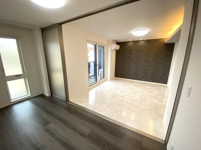 プレミア西条中央Ｂ棟の居間・リビング