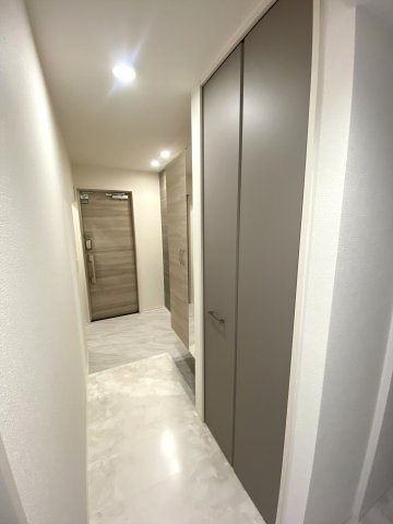 プレミア西条中央Ｂ棟の玄関