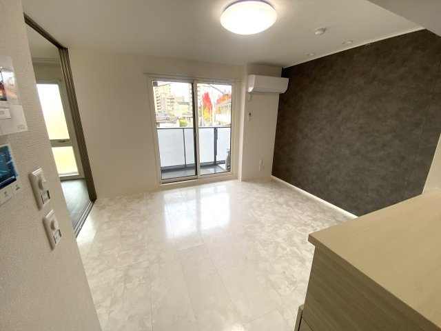 プレミア西条中央Ｂ棟の居間・リビング