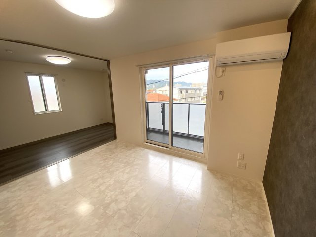 プレミア西条中央Ｂ棟の居間・リビング