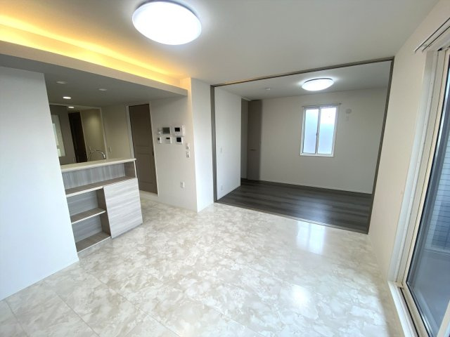 プレミア西条中央Ｂ棟の居間・リビング