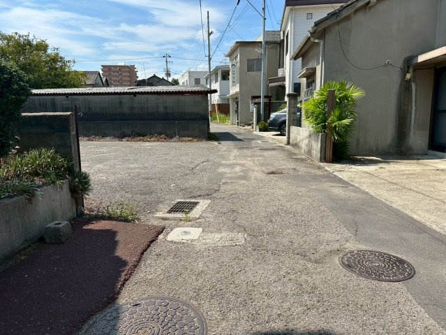 泉池町　売土地の前面道路含む現地写真