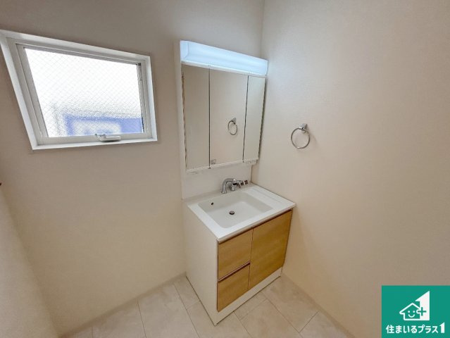 枚方市甲斐田新町　新築一戸建ての独立洗面台|清潔感のある洗面台です。フラットな鏡は掃除がしやすく毎日清潔！鏡裏には収納があるのでスッキリとした洗面台が保てます。