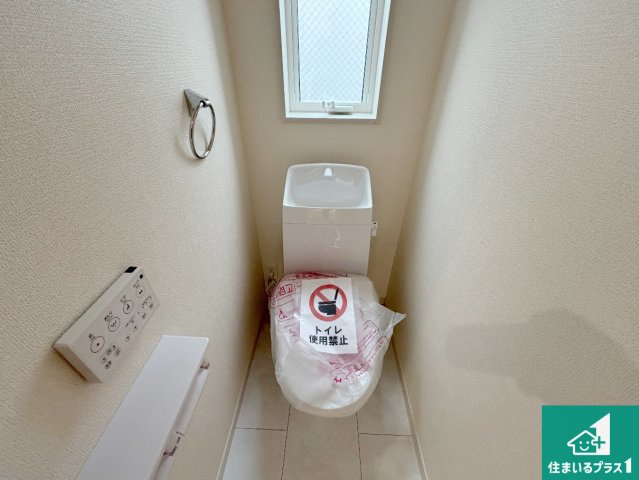 枚方市甲斐田新町　新築一戸建てのトイレ|1・2階の2ヶ所にあるので、朝の忙しい時間の順番待ちもなく、深夜の利用にも大変便利です。