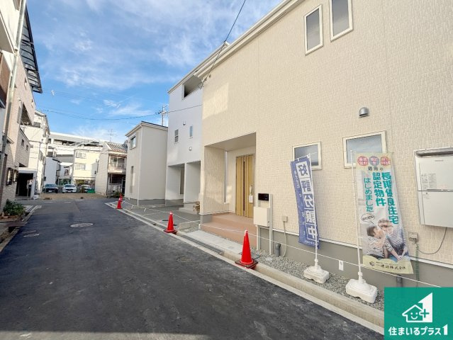 枚方市甲斐田新町　新築一戸建ての前面道路含む現地写真|周辺は閑静な住宅街！前面道路広々で車の出し入れも便利です。駐車が苦手な方でも安心して車庫入れできます！
