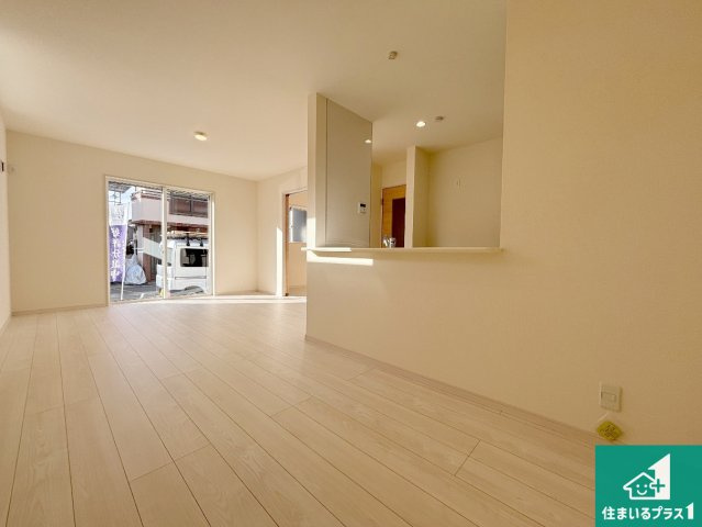 枚方市甲斐田新町　新築一戸建ての居間・リビング|日当たり良好の明るいリビングで朝の目覚めもスッキリできそう！対面キッチンでご家族のコミュニケーションも自然と増える設計！小さなお子様が遊ぶスペースを作っても広々とくつろげるLDK！