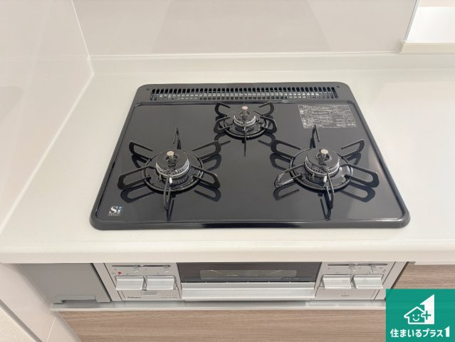 枚方市甲斐田新町　新築一戸建ての設備|ダブル高火力Ｓｉセンサー付きコンロ！３口あるので、まとめて料理をする時も大活躍！