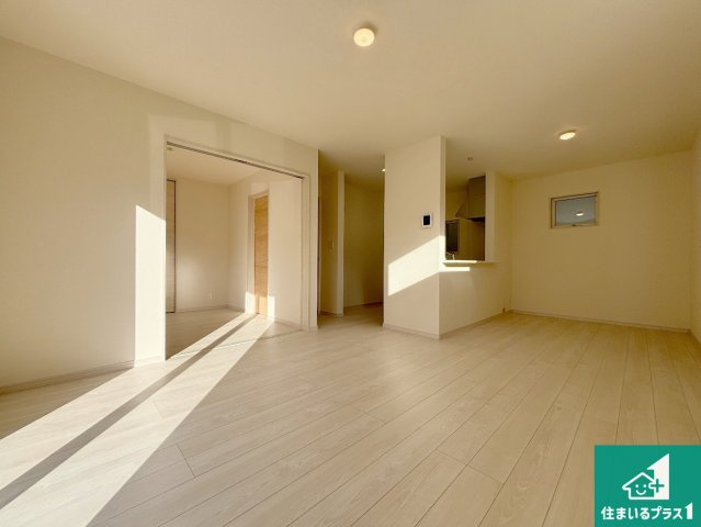 枚方市甲斐田新町　新築一戸建ての居間・リビング|シンプルなリビングは、観葉植物等のインテリアを楽しめますね！パパ好みにも、ママ好みにも家具次第で雰囲気を変えることができます！