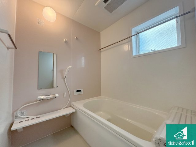 枚方市甲斐田新町　新築一戸建ての浴室|足をゆったり伸ばして寛げる浴槽です。窓が設けられていますので差し込む光が明るく穏やかな雰囲気にしてくれます♪浴室乾燥機も設置しているので、雨の日の洗濯物も安心です♪