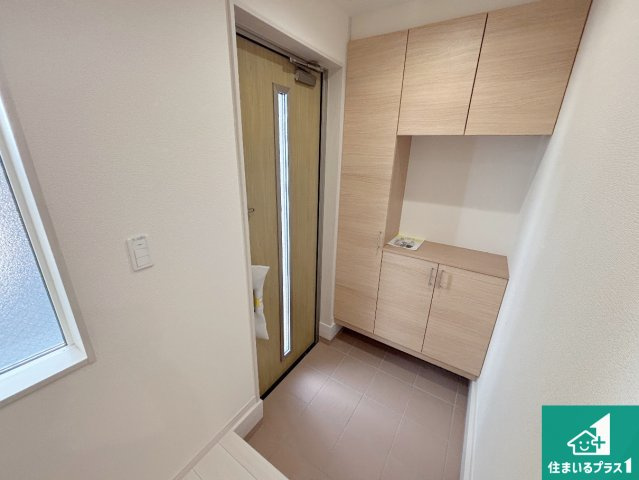 枚方市甲斐田新町　新築一戸建ての玄関|シューズボックスにはたくさんの靴が収納できるので玄関周りはいつもスッキリ！ご家族が増えても安心！