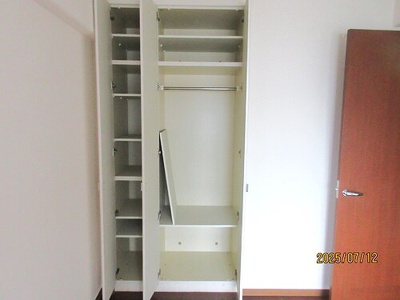 【収納】 | サーパス今泉第２ | 洋室約6.3畳　クロゼット