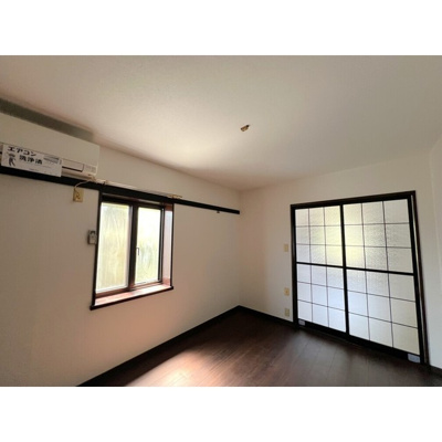 【居間・リビング】 | シャトルハイツB | こちらのリビングで趣味の時間をお楽しみください