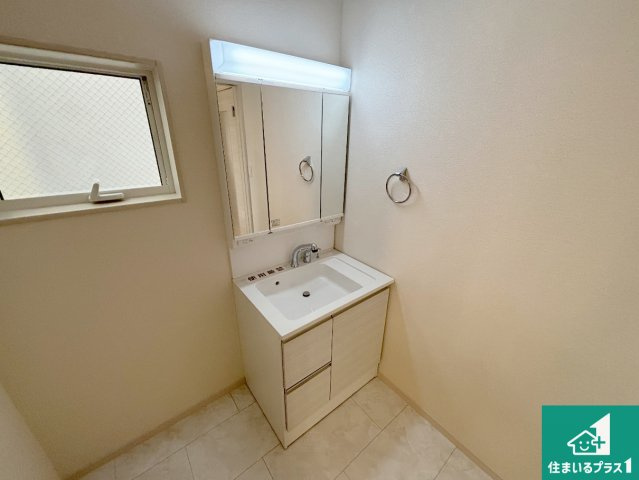 枚方市甲斐田新町　新築一戸建ての独立洗面台|清潔感のある洗面台です。フラットな鏡は掃除がしやすく毎日清潔！鏡裏には収納があるのでスッキリとした洗面台が保てます。