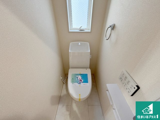 枚方市甲斐田新町　新築一戸建てのトイレ|1・2階の2ヶ所にあるので、朝の忙しい時間の順番待ちもなく、深夜の利用にも大変便利です。