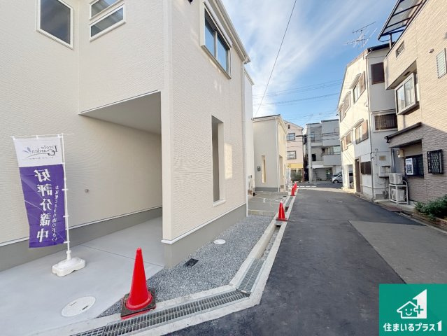 枚方市甲斐田新町　新築一戸建ての前面道路含む現地写真|周辺は閑静な住宅街！前面道路広々で車の出し入れも便利です。駐車が苦手な方でも安心して車庫入れできます！