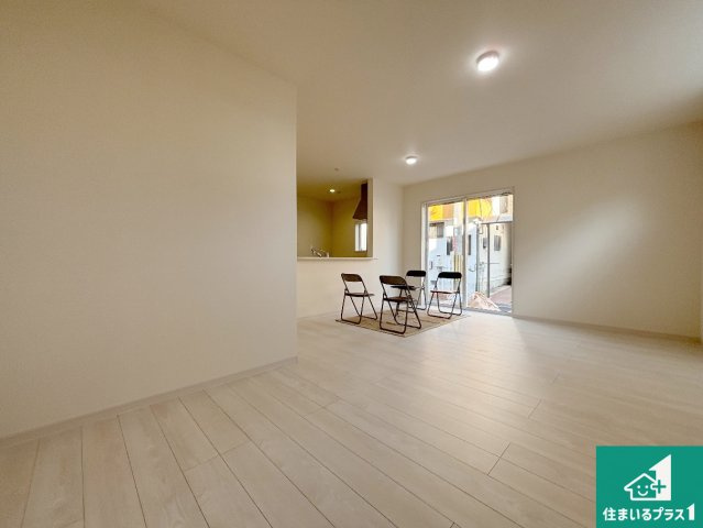 枚方市甲斐田新町　新築一戸建ての居間・リビング|日当たり良好の明るいリビングで朝の目覚めもスッキリできそう！対面キッチンでご家族のコミュニケーションも自然と増える設計！小さなお子様が遊ぶスペースを作っても広々とくつろげるLDK！