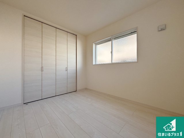 枚方市甲斐田新町　新築一戸建ての洋室|シンプルな洋室は、自分好みのインテリアが楽しめます♪ご家族とインテリアや家具を選びに行くのは新築購入時の醍醐味の一つです。ぜひお楽しみください♪