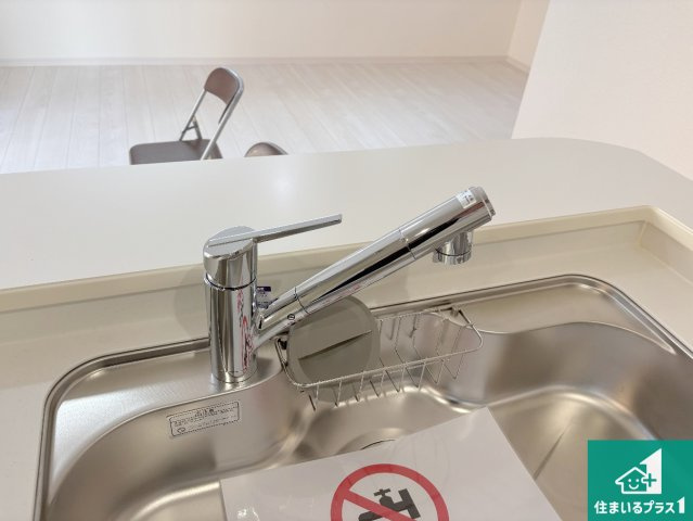 枚方市甲斐田新町　新築一戸建ての設備|浄水器を内蔵！炊飯時、お茶を作る時に安心してお水を使えます！お湯と冷水、浄水と原水、シャワーの切替えもワンタッチです！