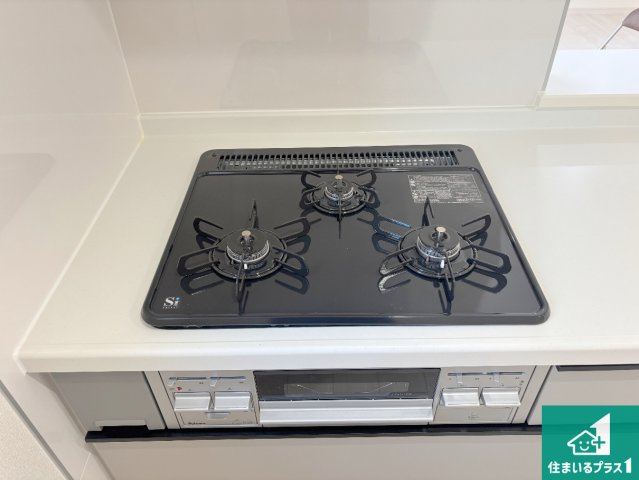 枚方市甲斐田新町　新築一戸建ての設備|ダブル高火力Ｓｉセンサー付きコンロ！３口あるので、まとめて料理をする時も大活躍！