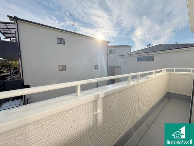 枚方市甲斐田新町　新築一戸建てのバルコニー|日当たりのよいバルコニー！お部屋が開放的に！