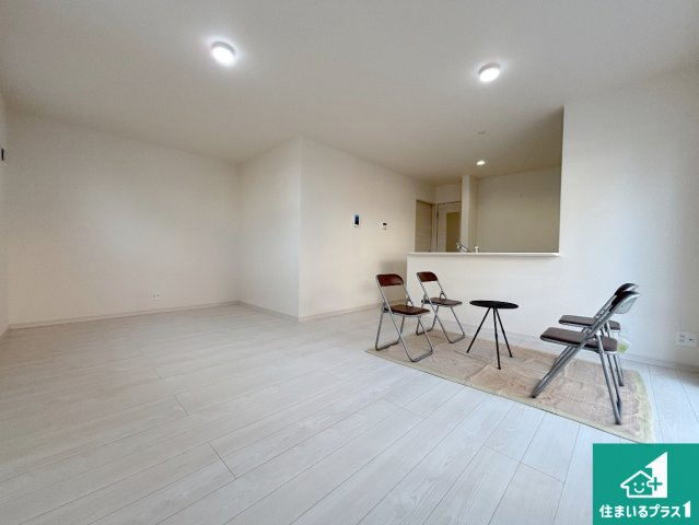 枚方市甲斐田新町　新築一戸建ての居間・リビング|シンプルなリビングは、観葉植物等のインテリアを楽しめますね！パパ好みにも、ママ好みにも家具次第で雰囲気を変えることができます！