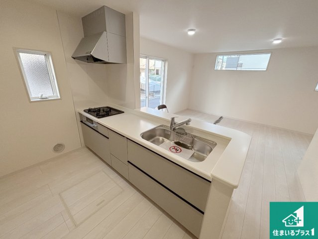 枚方市甲斐田新町　新築一戸建てのキッチン|リビングと統一感があり、使い勝手のいいキッチン。広々としているので、二人並んで作業が出来ちゃいます。お子様と一緒に色々なお料理に挑戦できるスペースがあります。