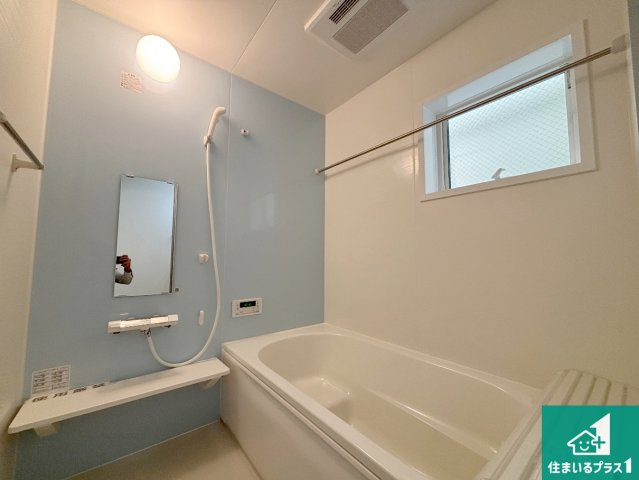 枚方市甲斐田新町　新築一戸建ての浴室|足をゆったり伸ばして寛げる浴槽です。窓が設けられていますので差し込む光が明るく穏やかな雰囲気にしてくれます♪浴室乾燥機も設置しているので、雨の日の洗濯物も安心です♪