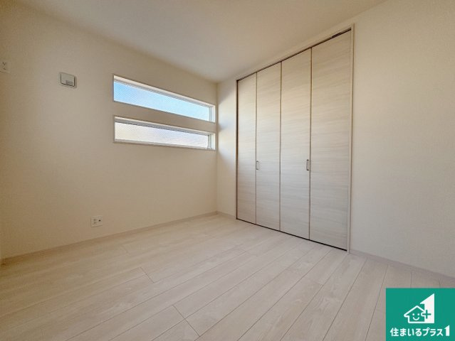 枚方市甲斐田新町　新築一戸建ての洋室|シンプルな洋室は、自分好みのインテリアが楽しめます♪ご家族とインテリアや家具を選びに行くのは新築購入時の醍醐味の一つです。ぜひお楽しみください♪